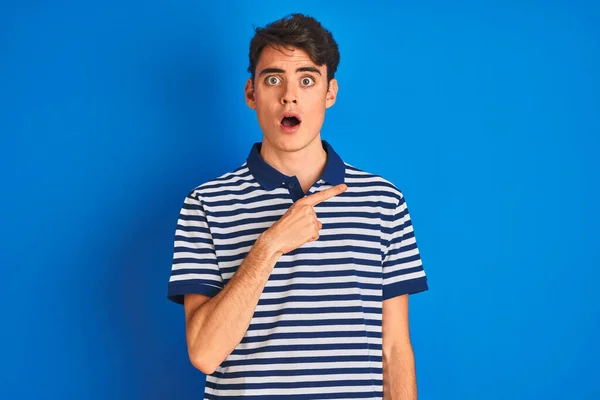 Tiener Jongen Draagt Casual Shirt Staan Blauw Geïsoleerde Achtergrond Verrast — Stockfoto