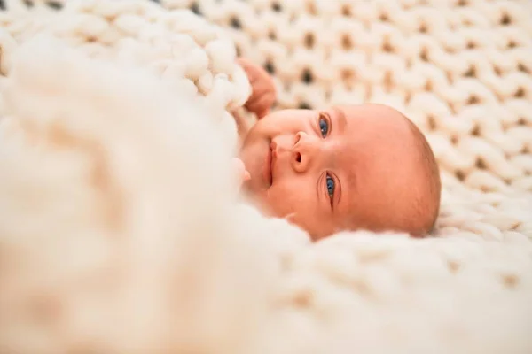 Αξιολάτρευτο Μωρό Ξαπλωμένο Στον Καναπέ Πάνω Από Κουβέρτα Στο Σπίτι — Φωτογραφία Αρχείου