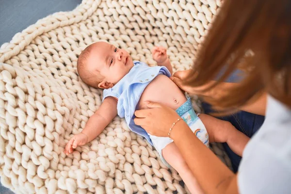 Genç Güzel Bir Kadın Bebeği Evdeki Battaniyenin Üzerinde Kanepede Yeni — Stok fotoğraf