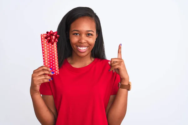 Jonge Afro Amerikaanse Vrouw Met Verjaardagscadeau Geïsoleerde Achtergrond Verrast Met — Stockfoto