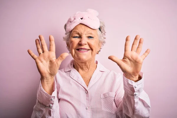 Senior Hermosa Mujer Con Máscara Sueño Pijama Sobre Fondo Rosa —  Fotos de Stock