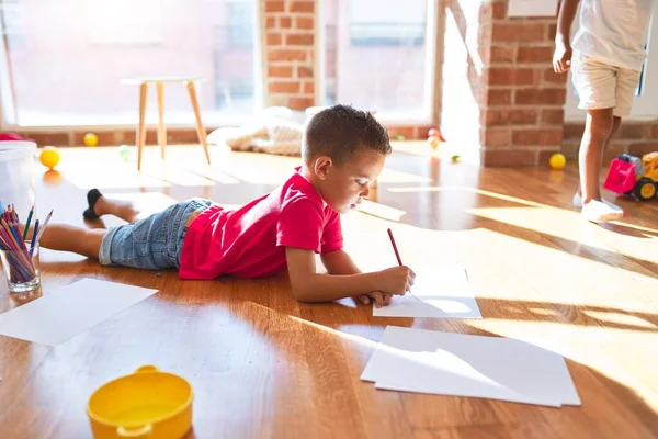 Αξιολάτρευτο Παιδί Κάθεται Στο Πάτωμα Σχέδιο Χρησιμοποιώντας Χαρτί Και Μολύβι — Φωτογραφία Αρχείου