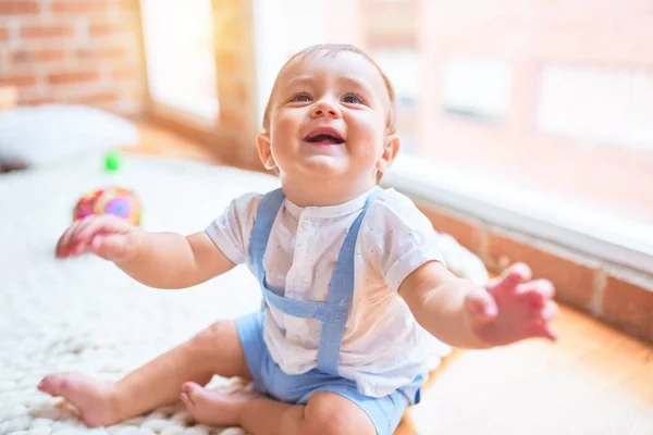 Schönes Kleinkind Das Auf Der Decke Sitzt Und Kindergarten Lächelt — Stockfoto