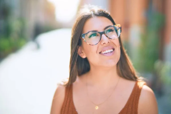 Joven Hermosa Mujer Sonriendo Feliz Confiado Pie Con Sonrisa Cara — Foto de Stock