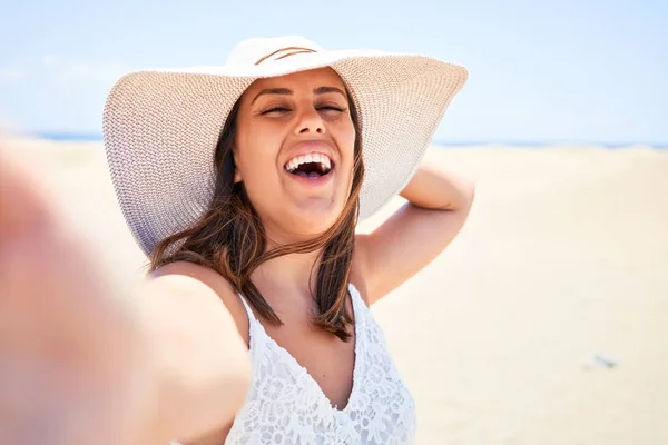 年轻美丽的女人笑着高兴地在睫毛膏沙丘海滩用智能手机自拍 — 图库照片