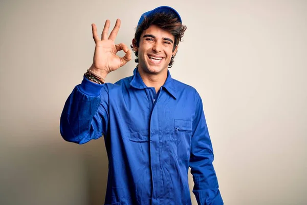 Jovem Mecânico Vestindo Boné Azul Uniforme Sobre Fundo Branco Isolado — Fotografia de Stock