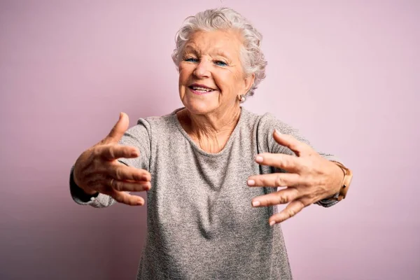 Senior Mooie Vrouw Draagt Casual Shirt Staan Geïsoleerde Roze Achtergrond — Stockfoto