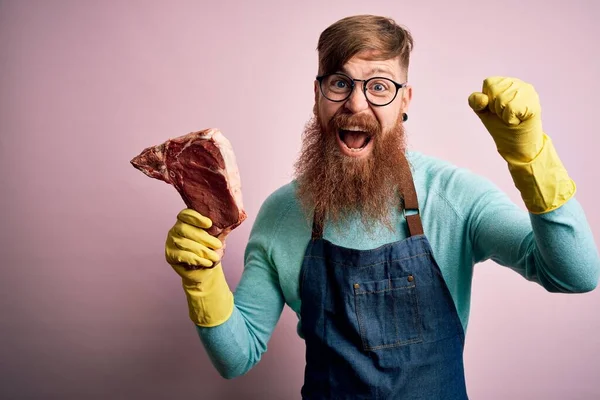 Rödhårig Irländsk Slaktare Man Med Skägg Håller Nötkött Biff Över — Stockfoto
