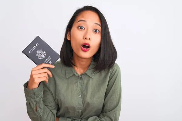 Hermosa Mujer China Con Pasaporte Estados Unidos Sobre Fondo Blanco —  Fotos de Stock