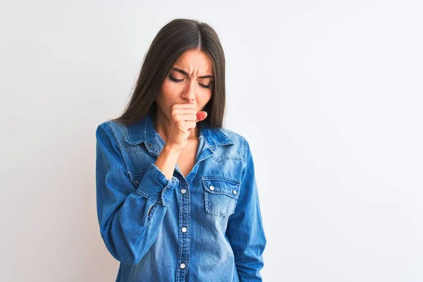 Mujer Hermosa Joven Con Camisa Vaquera Casual Pie Sobre Fondo —  Fotos de Stock