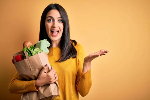 Young Brunette Woman Blue Eyes Holding Healthy Groceries Paper Bag — 图库照片