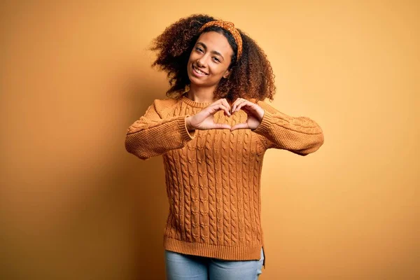 Mladá Africká Americká Žena Afro Vlasy Sobě Ležérní Svetr Přes — Stock fotografie