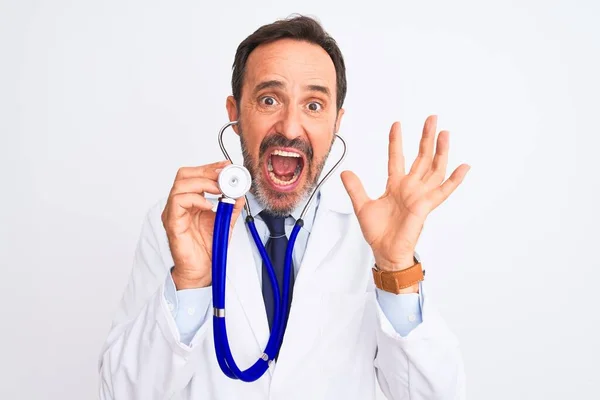 Arzt Mittleren Alters Mit Stethoskop Vor Isoliertem Weißem Hintergrund Sehr — Stockfoto