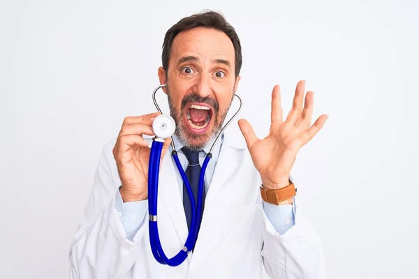 Médico Meia Idade Homem Usando Estetoscópio Sobre Fundo Branco Isolado — Fotografia de Stock