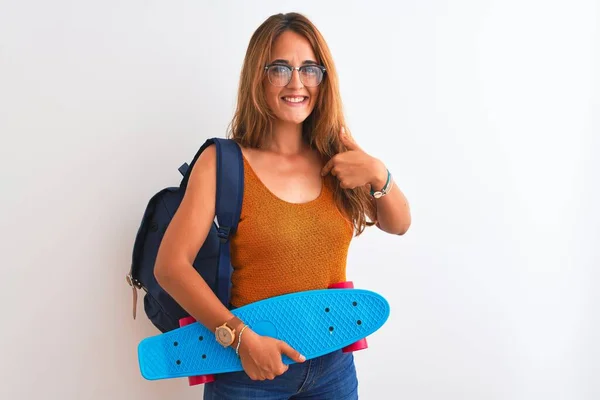 Jovem Estudante Ruiva Mulher Vestindo Mochila Skate Sobre Fundo Isolado — Fotografia de Stock