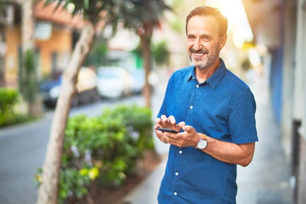 Middelbare Leeftijd Knappe Zakenman Straat Met Behulp Van Smartphone Glimlachen — Stockfoto