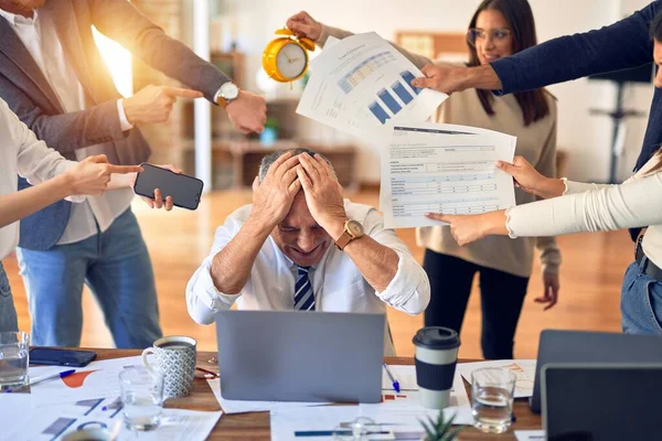 Group Business Workers Working Together Partners Stressing One Them Office — Stockfoto