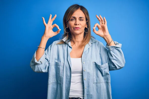 Krásná Žena Středního Věku Neformální Košili Stojící Nad Osamělým Modrým — Stock fotografie