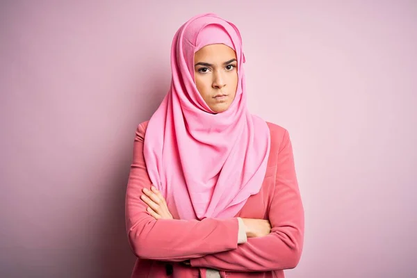 Junges Schönes Mädchen Muslimischem Hijab Das Skeptisch Und Nervös Vor — Stockfoto