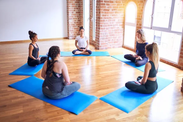 Joven Hermoso Grupo Deportistas Practicando Yoga Haciendo Círculo Suelo Entrenador — Foto de Stock