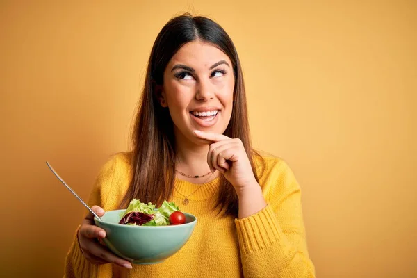 Jovem Mulher Bonita Comendo Salada Fresca Saudável Sobre Fundo Amarelo — Fotografia de Stock