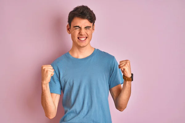 Niño Adolescente Con Camiseta Casual Pie Sobre Fondo Azul Aislado —  Fotos de Stock