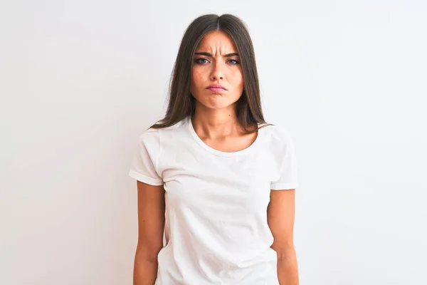 Junge Schöne Frau Lässigem Shirt Vor Isoliertem Weißem Hintergrund Skeptisch — Stockfoto