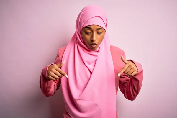 Mladý Afroameričanka Nosí Muslimský Hidžáb Přes Izolované Růžové Pozadí Ukazující — Stock fotografie