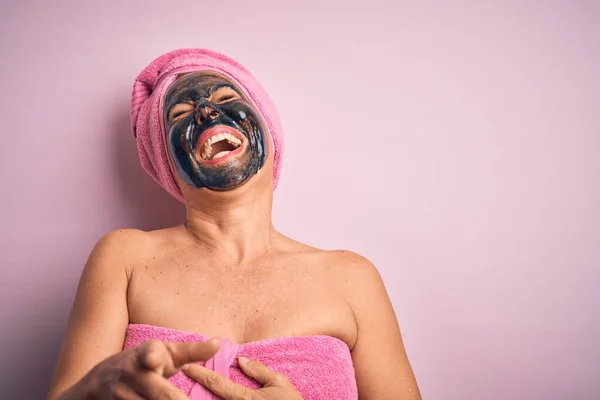 Middle Age Brunette Woman Wearing Beauty Black Face Mask Isolated — Stok Foto