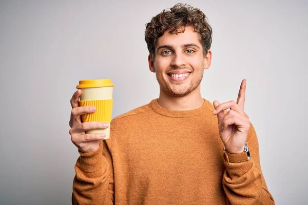 Jeune Homme Blond Aux Cheveux Bouclés Buvant Une Tasse Café — Photo