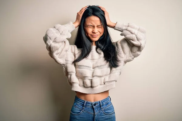 Jovem Mulher Chinesa Bonita Vestindo Camisola Casual Sobre Fundo Branco — Fotografia de Stock