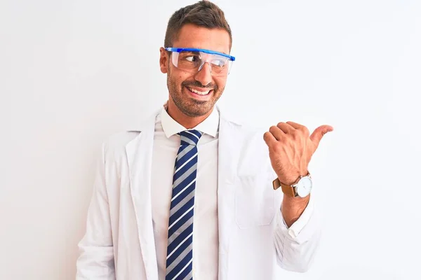 Młody Przystojny Naukowiec Noszący Okulary Ochronne Odizolowanym Tle Uśmiechający Się — Zdjęcie stockowe