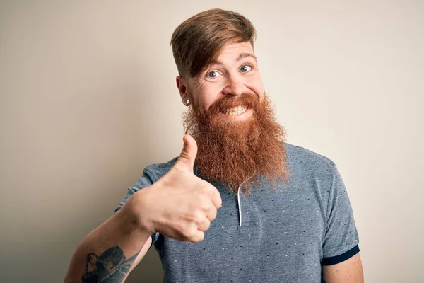 Hombre Pelirrojo Irlandés Guapo Con Barba Tatuaje Del Brazo Pie —  Fotos de Stock