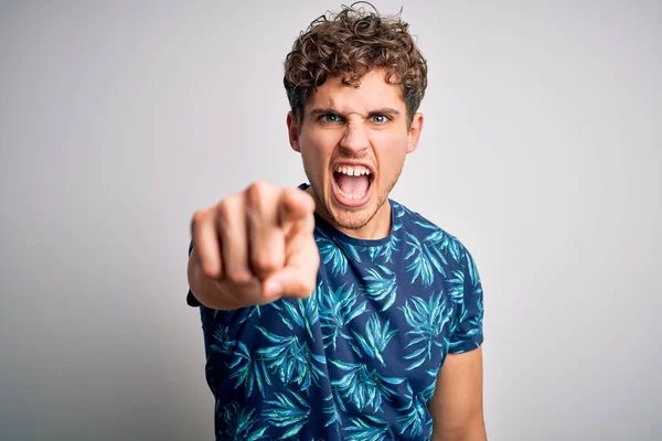 Jovem Loiro Bonito Homem Férias Com Cabelo Encaracolado Vestindo Casual — Fotografia de Stock