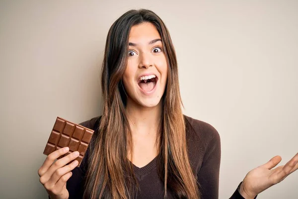 Giovane Bella Ragazza Che Tiene Dolce Barretta Cioccolato Sfondo Bianco — Foto Stock