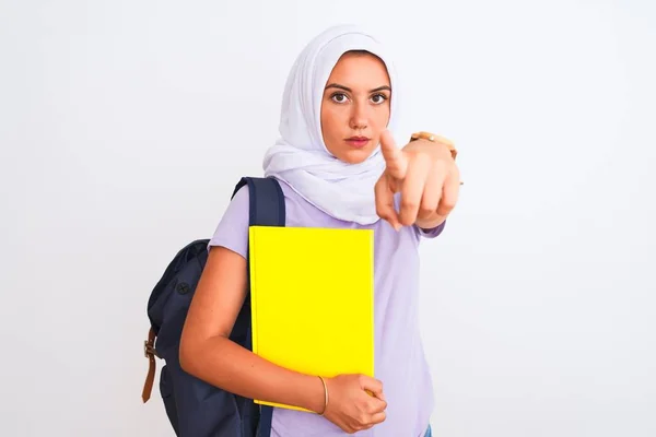 Арабська Студентка Хіджабі Рюкзак Тримає Книгу Над Ізольованим Білим Фоном — стокове фото