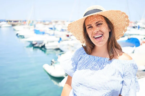 Jonge Mooie Vrouw Haven Van Zee Rond Boten Glimlachend Blij — Stockfoto