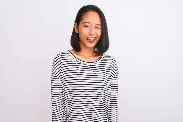 Jonge Chinese Vrouw Draagt Gestreepte Shirt Staan Geïsoleerde Witte Achtergrond — Stockfoto