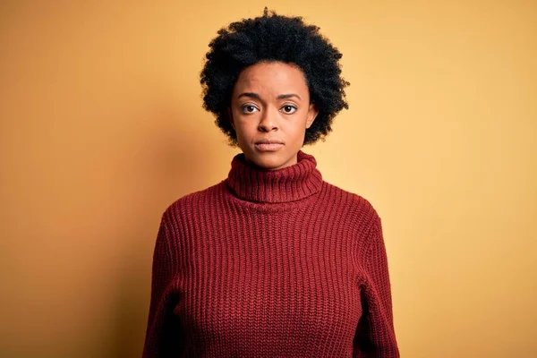 Joven Hermosa Afroamericana Afro Mujer Con Pelo Rizado Con Suéter —  Fotos de Stock