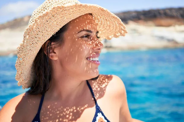 Joven Hermosa Mujer Sonriendo Feliz Navegando Barco Día Soleado Vacaciones —  Fotos de Stock