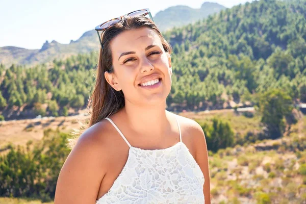 Joven Hermosa Mujer Disfrutando Vacaciones Verano Paisaje Montaña Chica Viajera — Foto de Stock