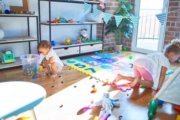 Красиві Малюки Грають Навколо Багатьох Іграшок Дитячому Саду — стокове фото