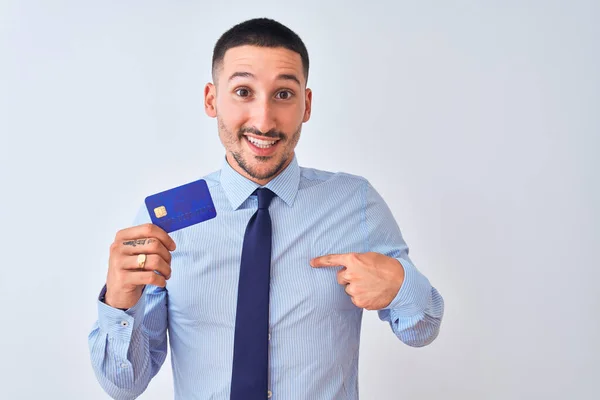 Νεαρός Επιχειρηματίας Κρατώντας Πιστωτική Κάρτα Πάνω Από Απομονωμένο Υπόβαθρο Πρόσωπο — Φωτογραφία Αρχείου