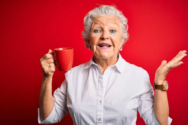 Senior Bela Mulher Bebendo Caneca Café Sobre Fundo Vermelho Isolado — Fotografia de Stock