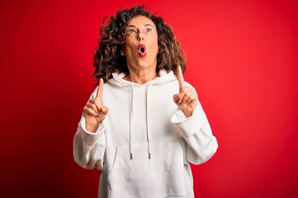 Middle Age Beautiful Sporty Woman Wearing White Sweatshirt Isolated Red — Stok fotoğraf