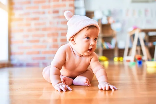 Adorable Bebé Acostado Sofá Casa Recién Nacido Con Sombrero Fanny —  Fotos de Stock