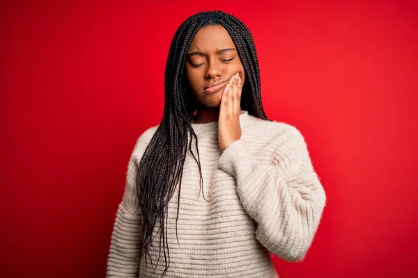 Jonge Afro Amerikaanse Vrouw Draagt Casual Winter Trui Rood Geïsoleerde — Stockfoto