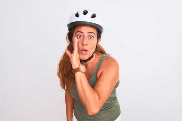 Středního Věku Zralé Cyklistka Žena Nosí Bezpečnostní Přilbu Přes Izolované — Stock fotografie