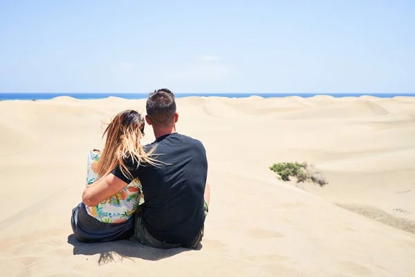 Jovem Casal Bonito Sentar Para Trás Abraçando Praia — Fotografia de Stock