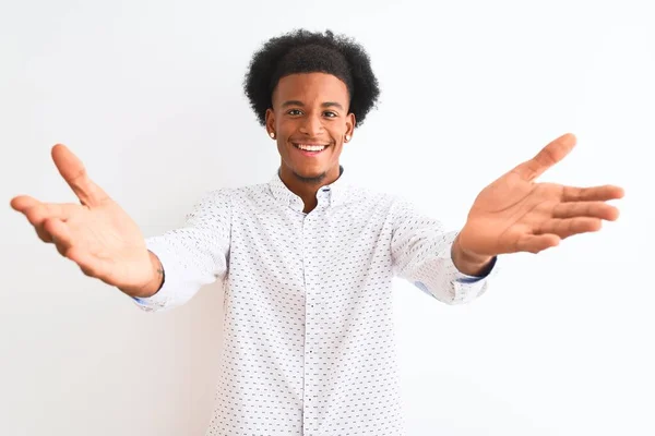 Junger Afrikanisch Amerikanischer Mann Elegantem Hemd Der Vor Isoliertem Weißen — Stockfoto